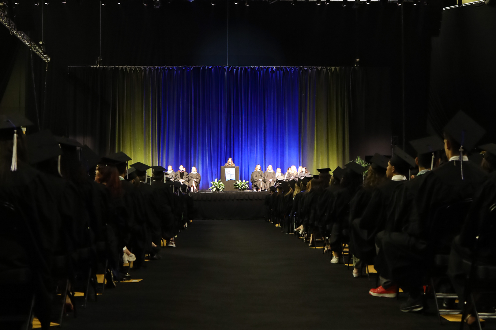 Morethan1250studentsreceivedtheirhighschooldiplomasfromFloridaVirtualFullTimePublicSchoolsFLVSFullTimeonMay272025TheceremonytookplaceattheUniversityofCentralFloridaintheAdditionFinancialArena